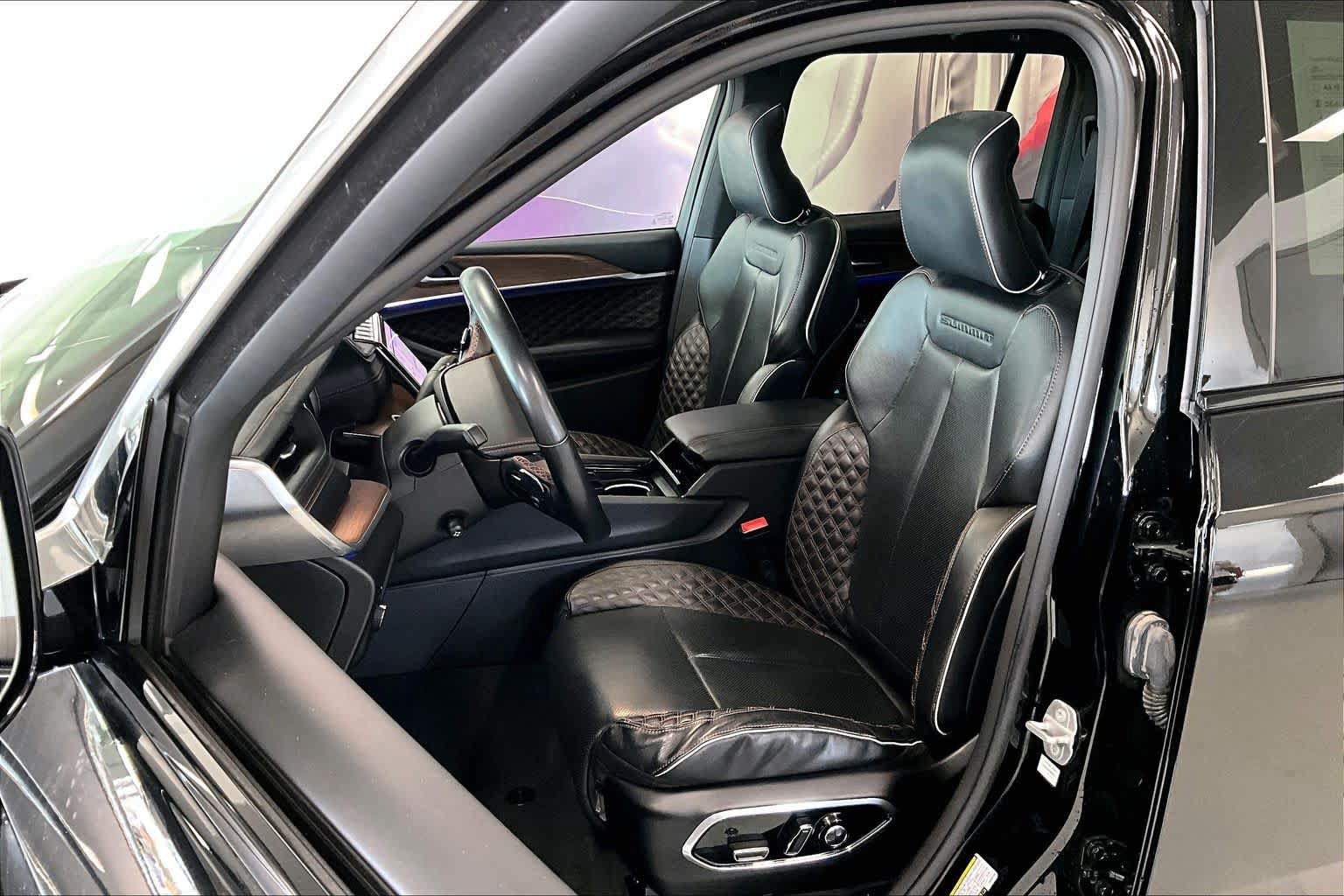 Used 2022 Jeep Grand Cherokee Summit AWD/4WD image 9