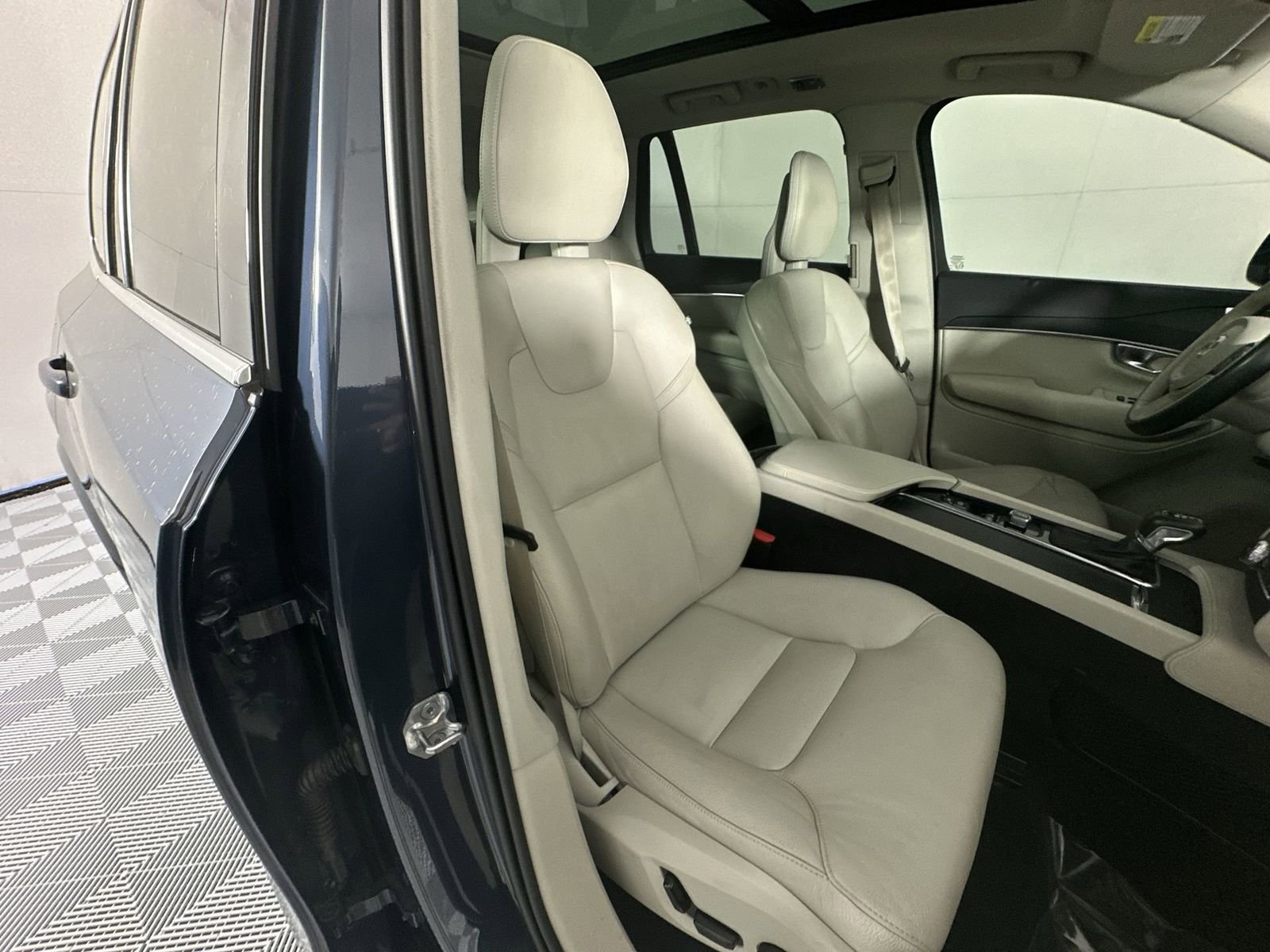 Used 2020 Volvo XC90 T6 Momentum AWD/4WD image 27