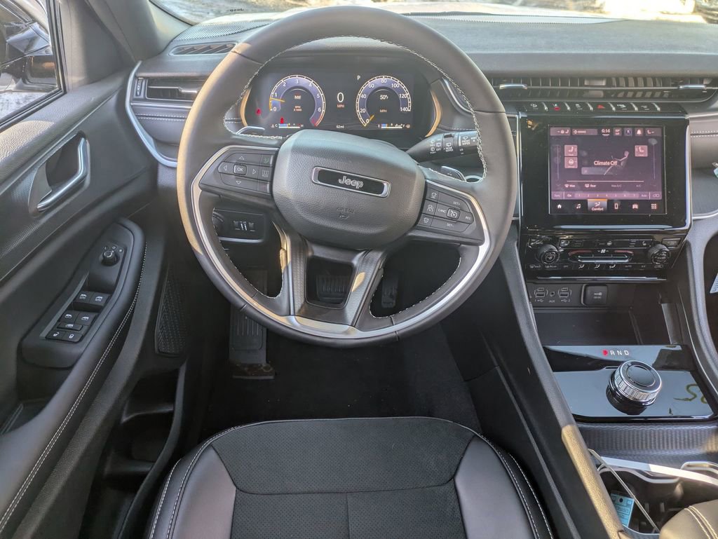 New 2025 Jeep Grand Cherokee Altitude image 14