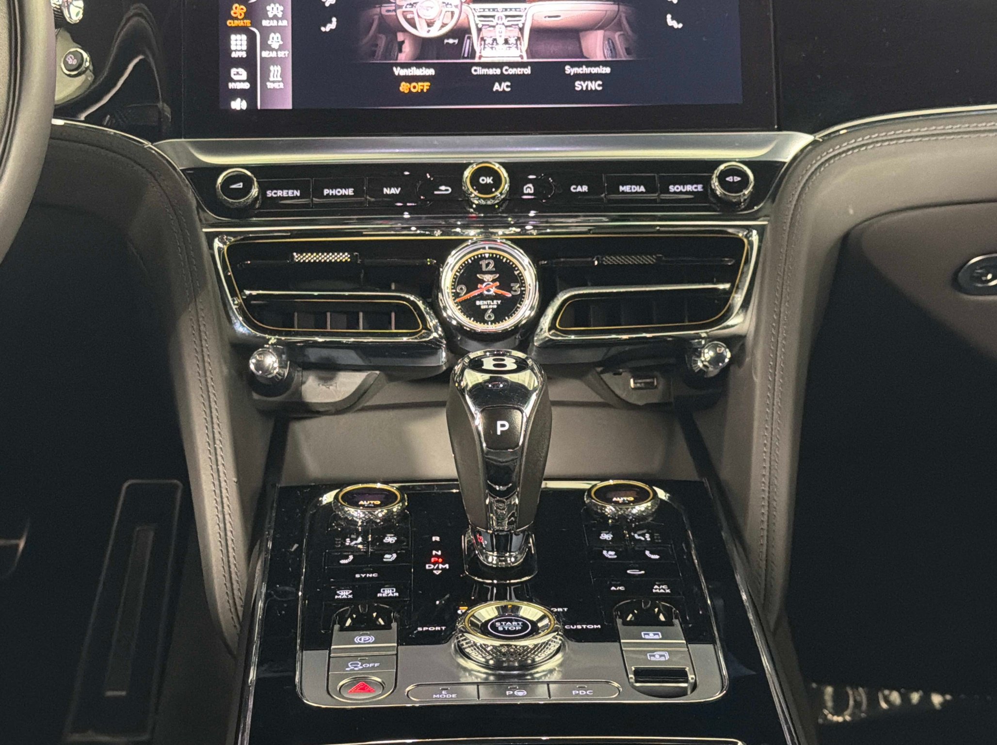 Used 2022 Bentley Flying Spur Plug-In Hybrid AWD/4WD image 34