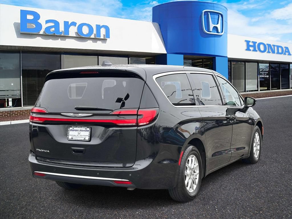 Used 2023 Chrysler Pacifica Touring-L FWD image 5