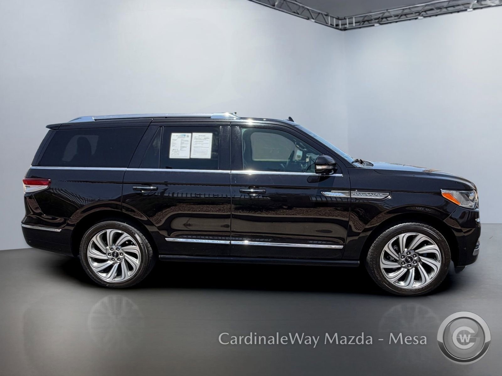 Used 2023 Lincoln Navigator Reserve AWD/4WD image 3
