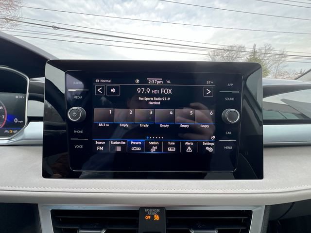 Used 2025 Volkswagen Taos SE image 16