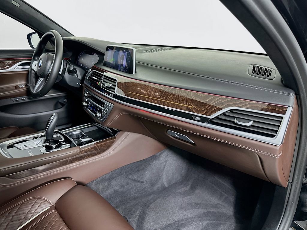 Used 2022 BMW M760i xDrive w/ Luxury Rear Seating Package AWD/4WD image 31