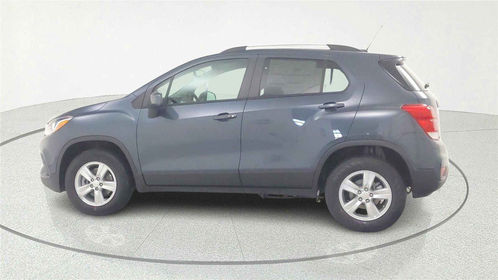 Used 2022 Chevrolet Trax LT w/ Driver Confidence Package AWD/4WD image 3