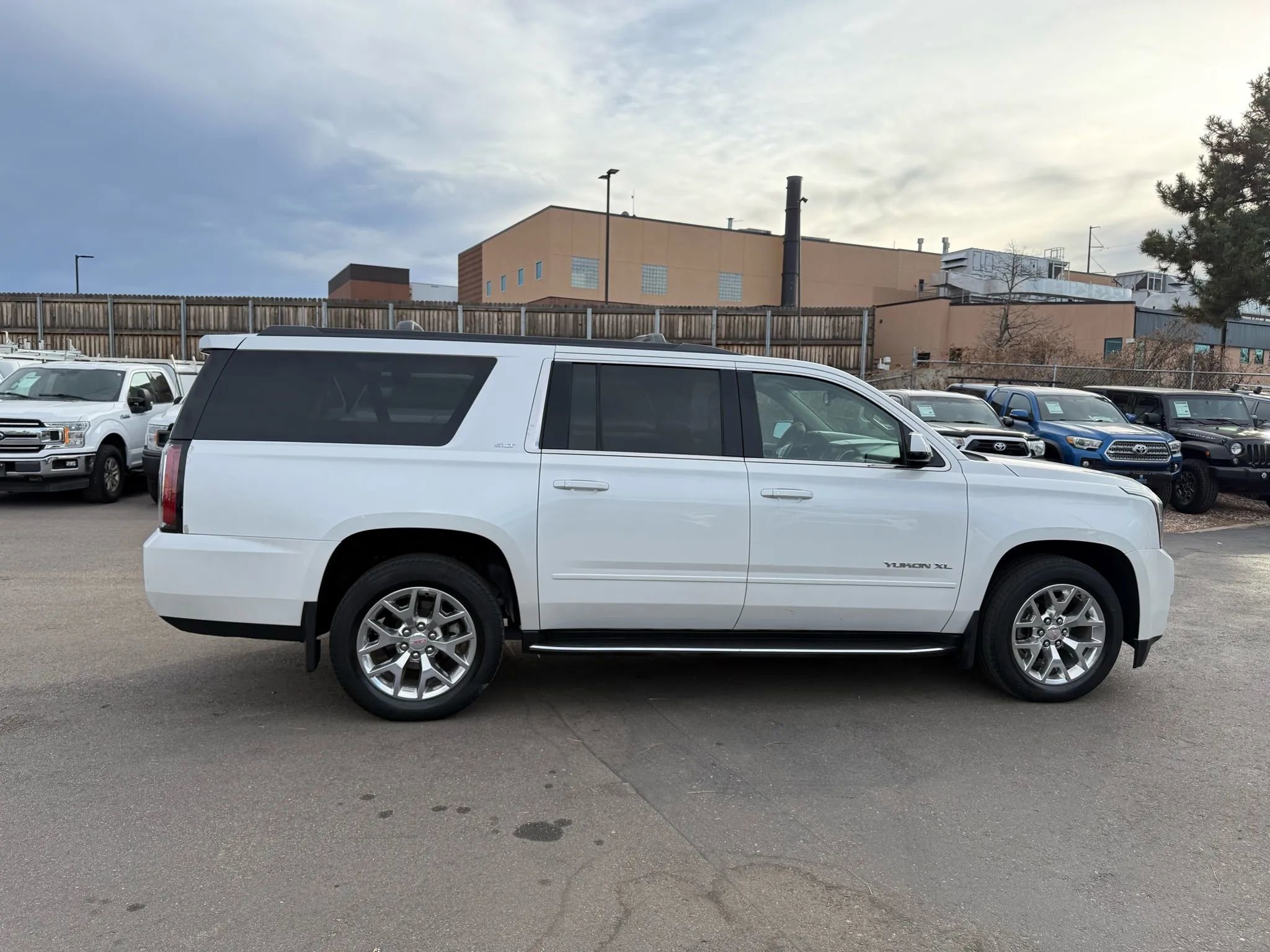 Used 2017 GMC Yukon XL SLT w/ Open Road Package image 6