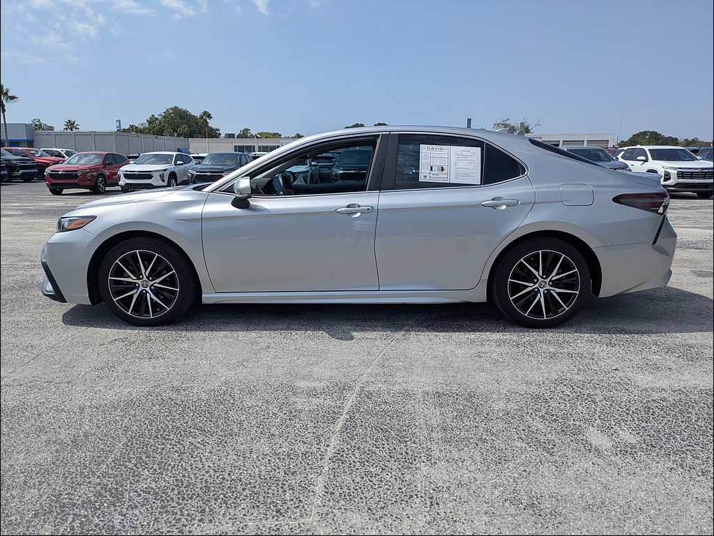 Used 2022 Toyota Camry SE w/ Audio Upgrade Package FWD image 4