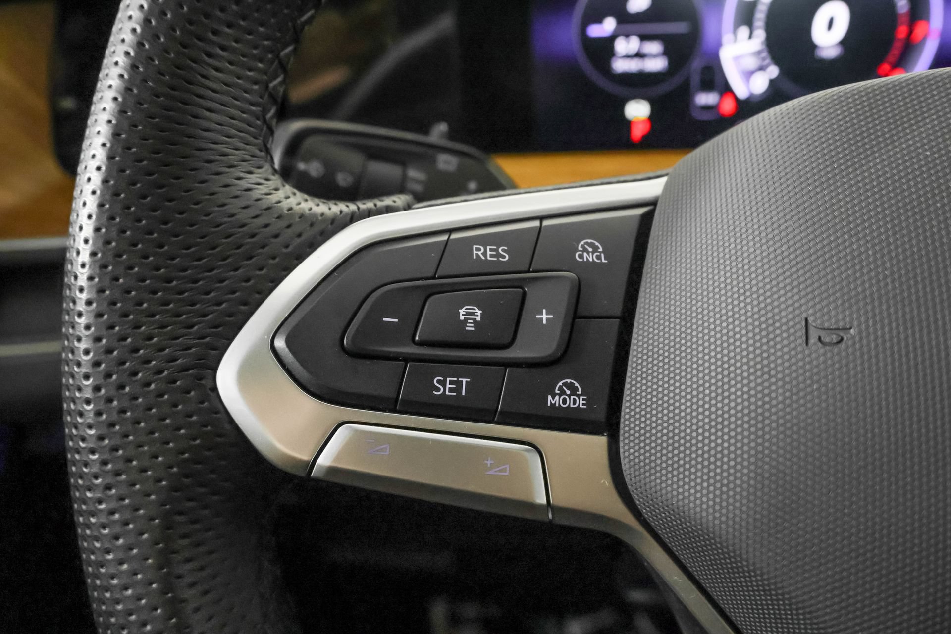 Used 2025 Volkswagen Tiguan SEL R-Line AWD/4WD image 28