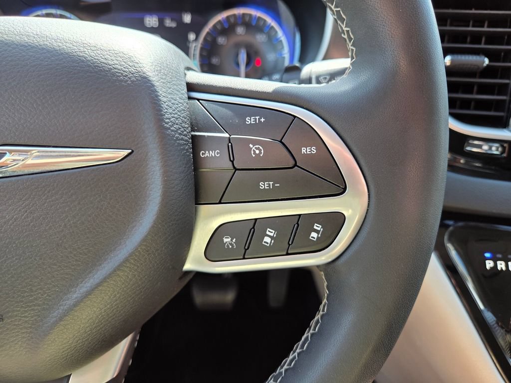 Used 2023 Chrysler Pacifica Touring-L FWD image 29