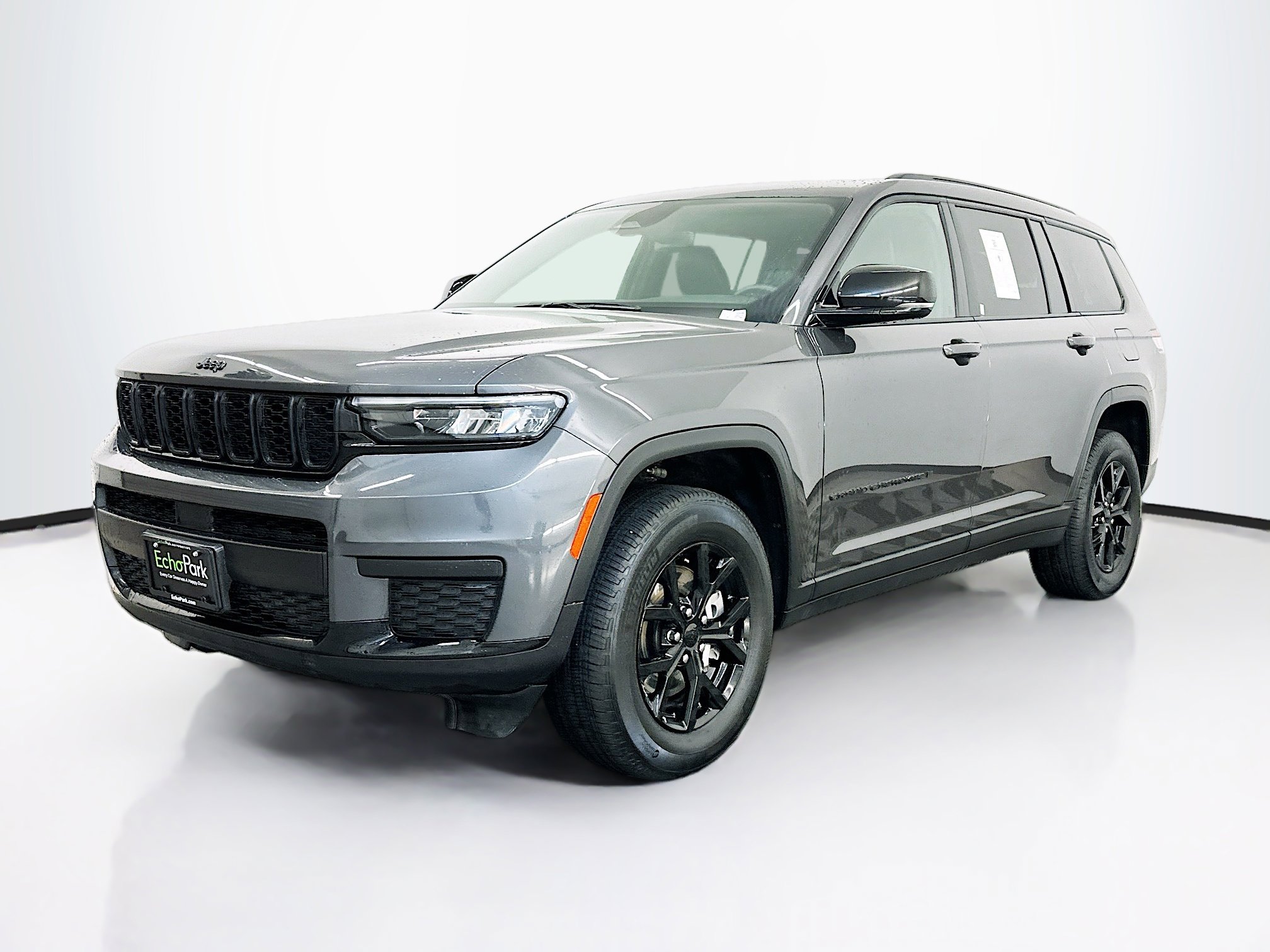 Used 2024 Jeep Grand Cherokee L Laredo image 3