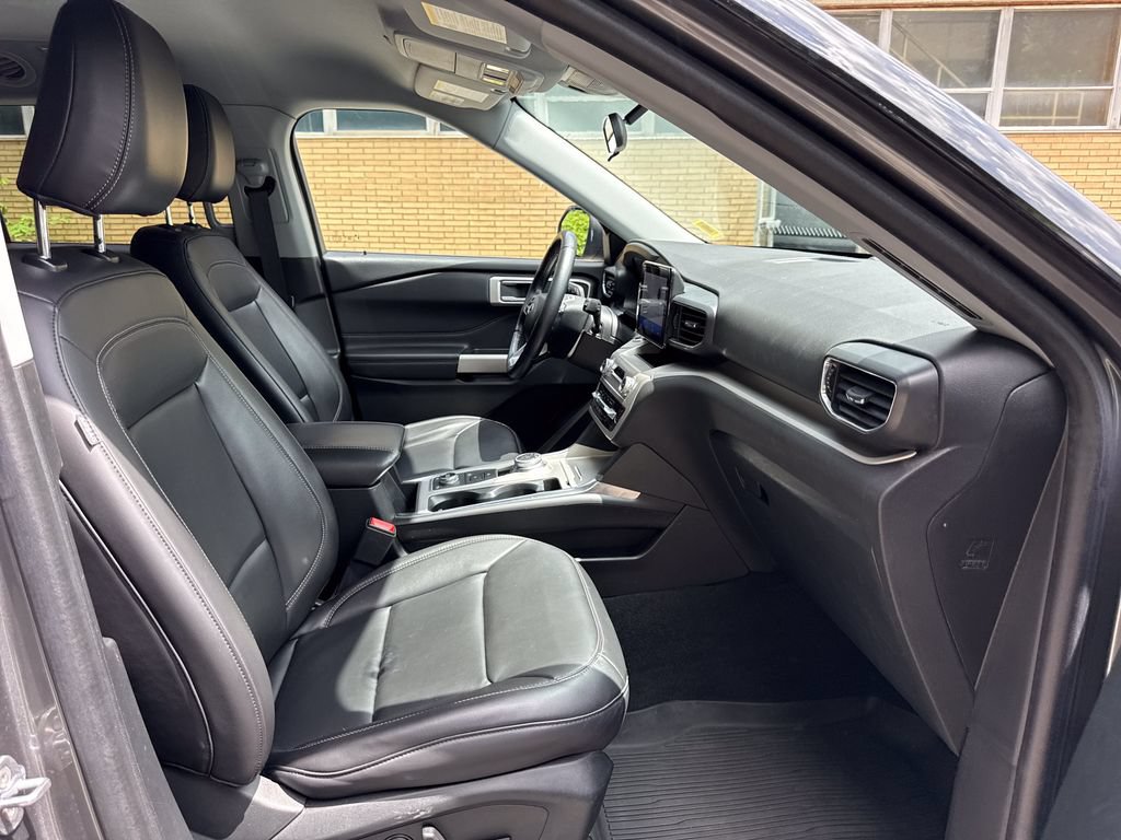 Used 2023 Ford Explorer XLT w/ Equipment Group 202A AWD/4WD image 30