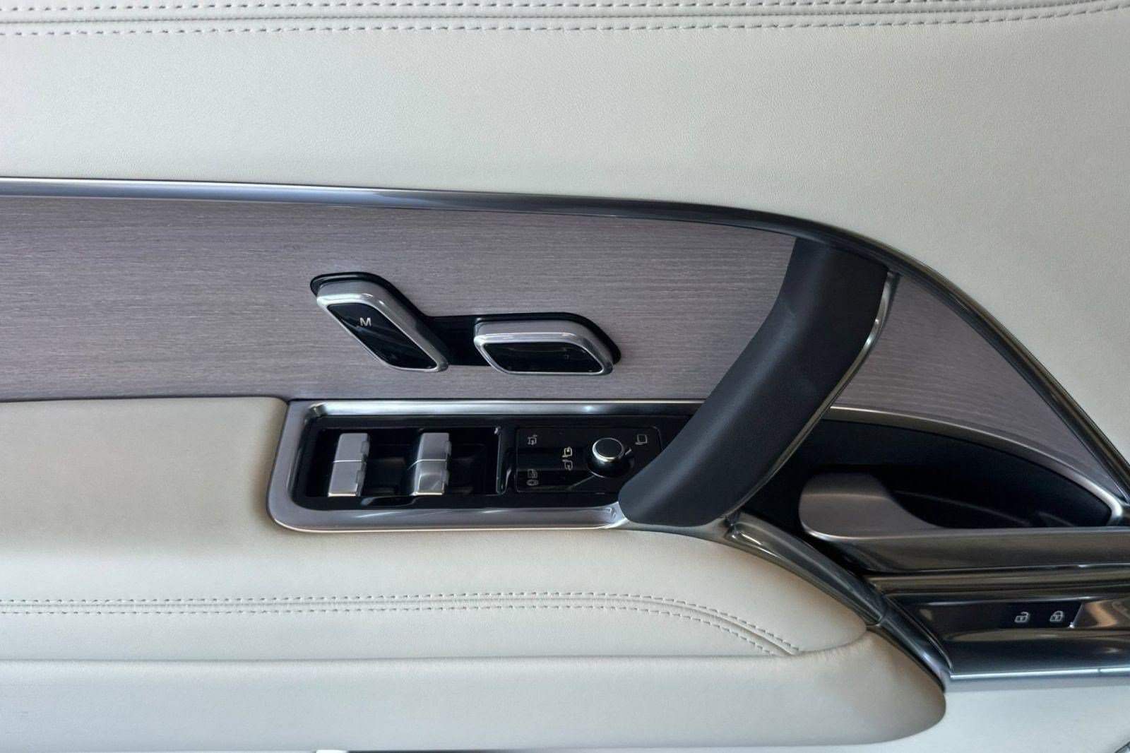 New 2026 Land Rover Range Rover Autobiography AWD/4WD image 13