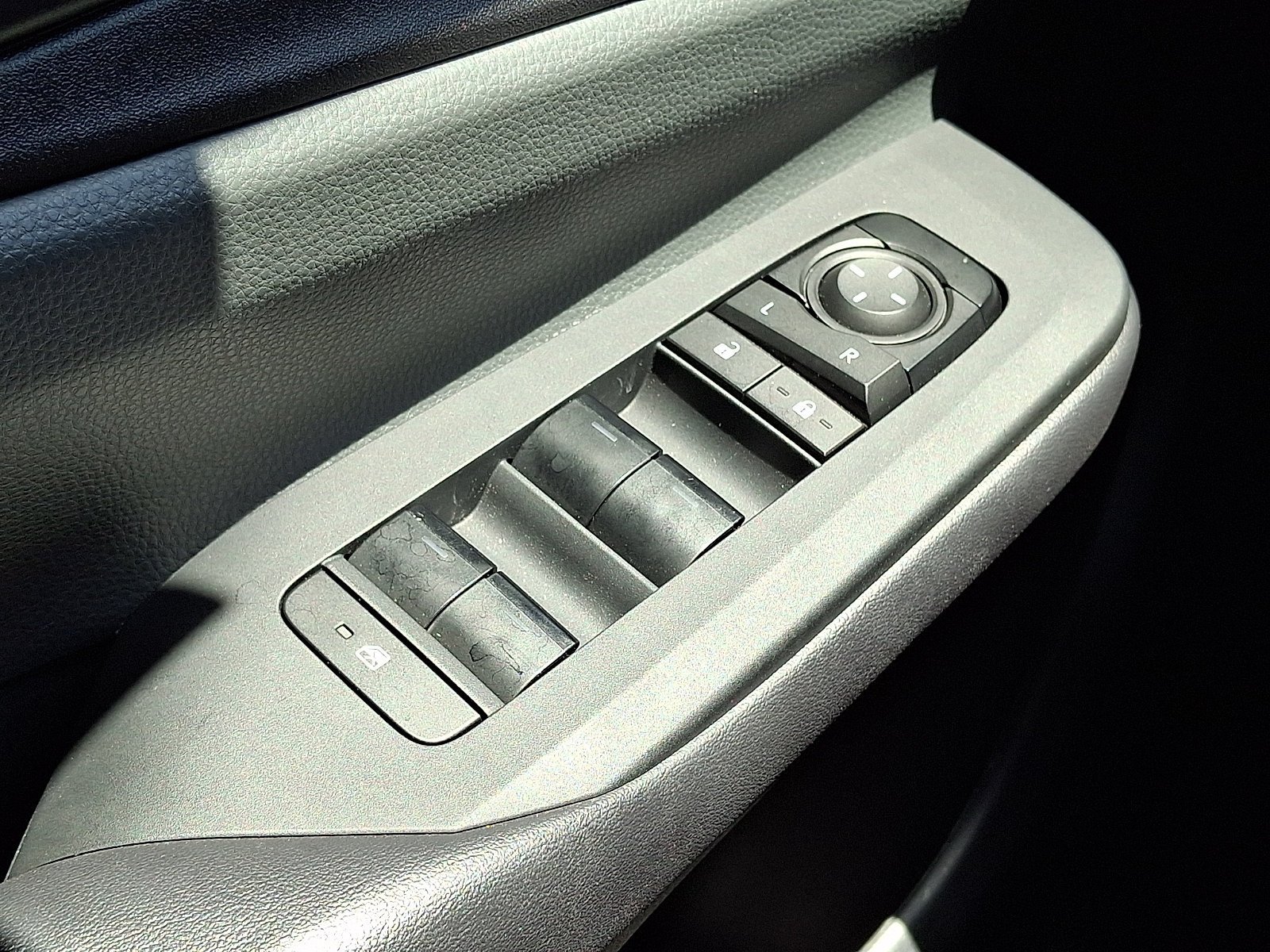 Used 2025 Toyota Prius LE FWD image 27
