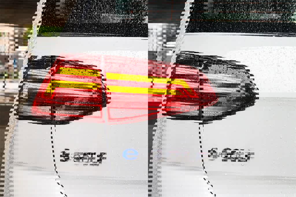 Used 2019 Volkswagen e-Golf SE w/ Driver Assistance Package image 9