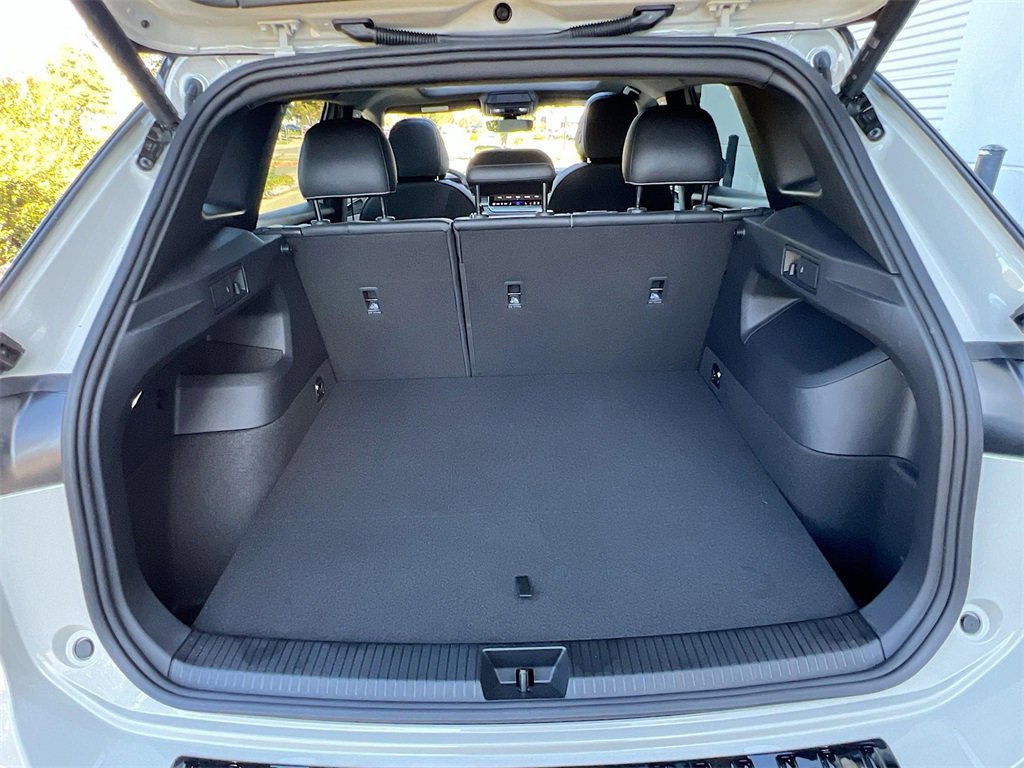 Used 2025 Volkswagen Tiguan SE R-Line image 26