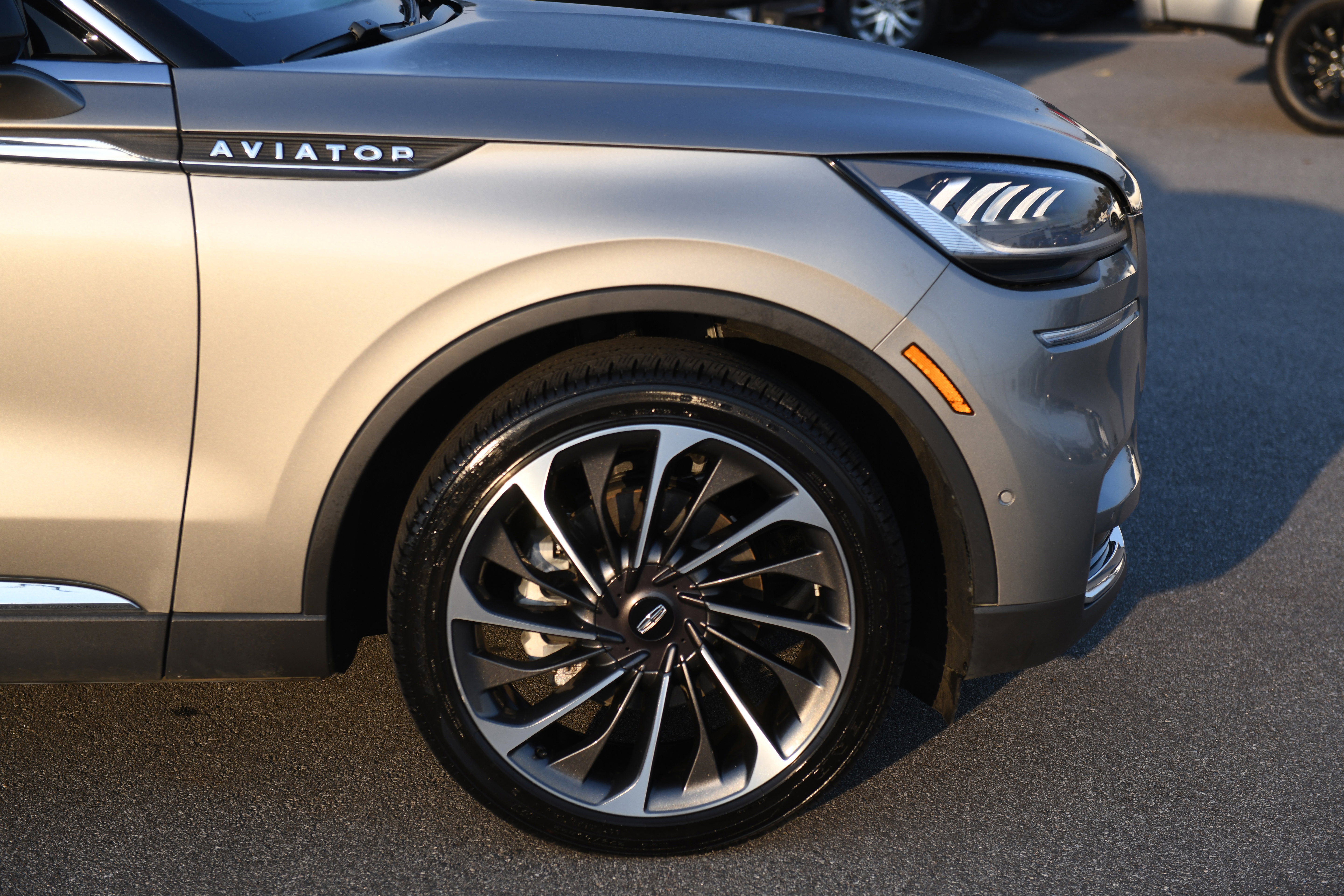 Used 2023 Lincoln Aviator Reserve w/ Equipment Group 201A image 3