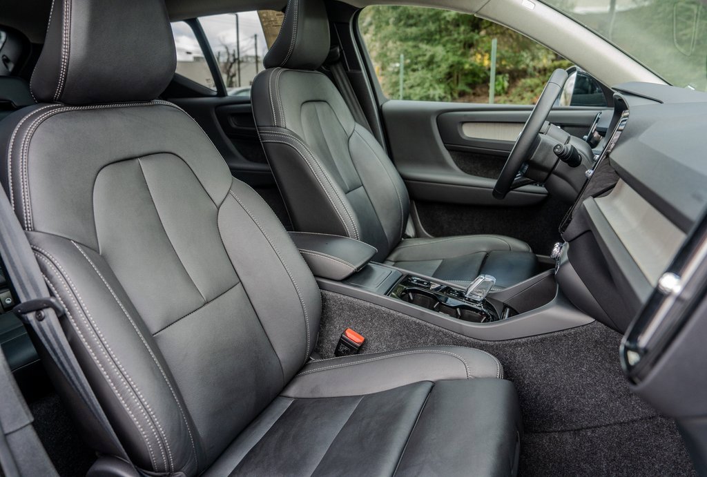 Used 2025 Volvo XC40 B5 Plus image 21