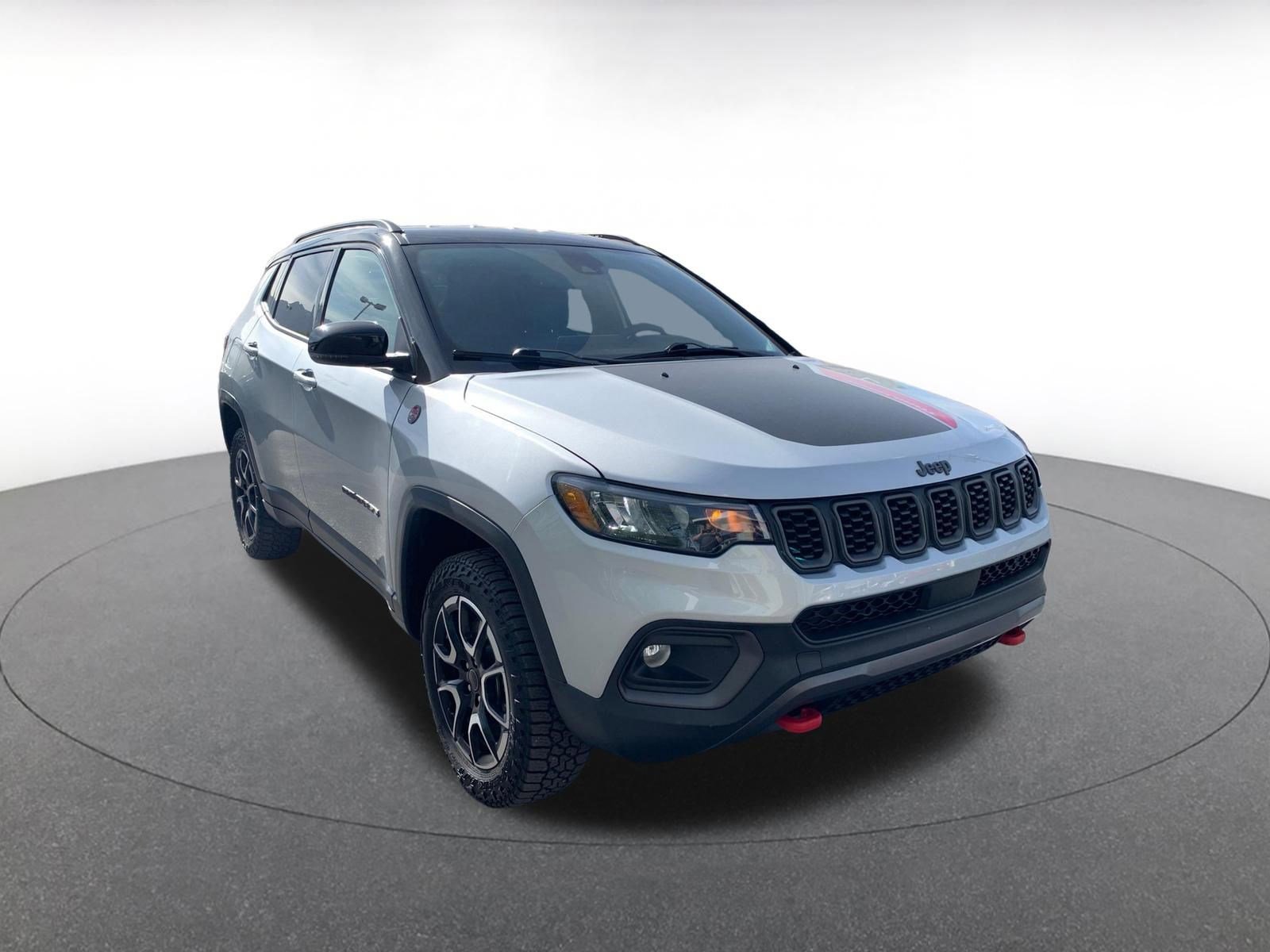 Used 2025 Jeep Compass Trailhawk image 1