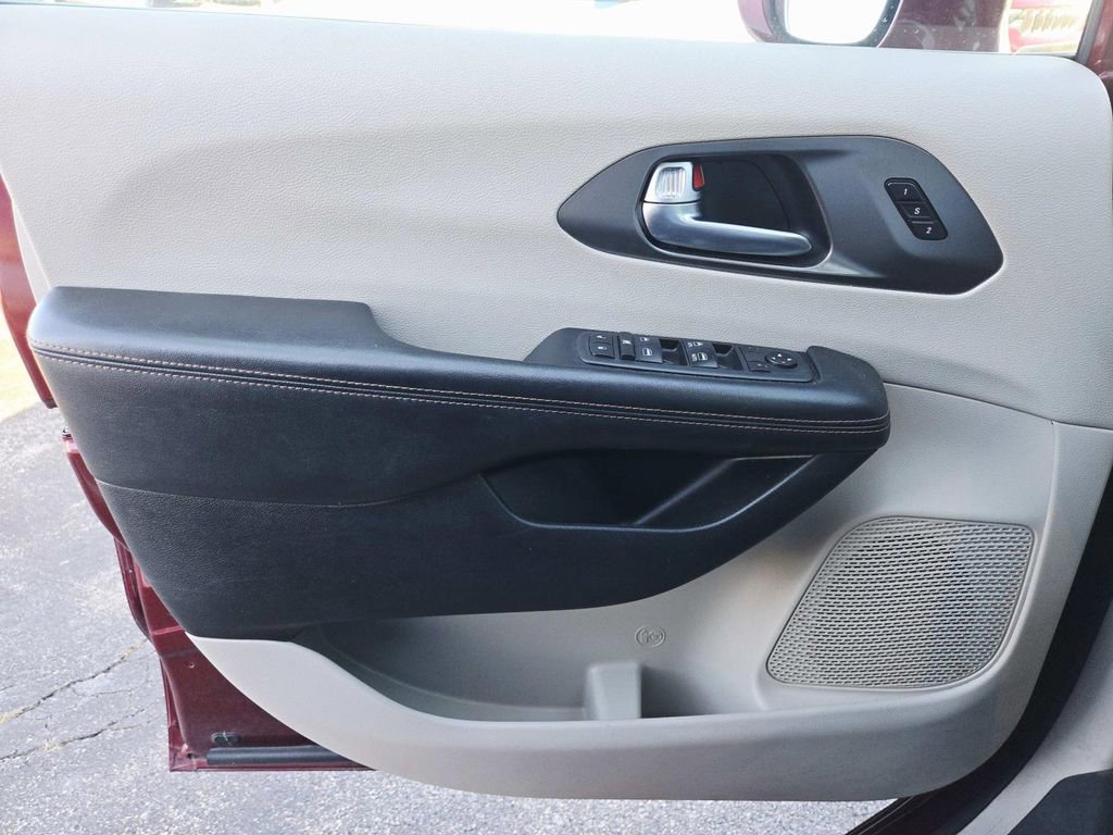 Used 2020 Chrysler Pacifica Touring-L image 35