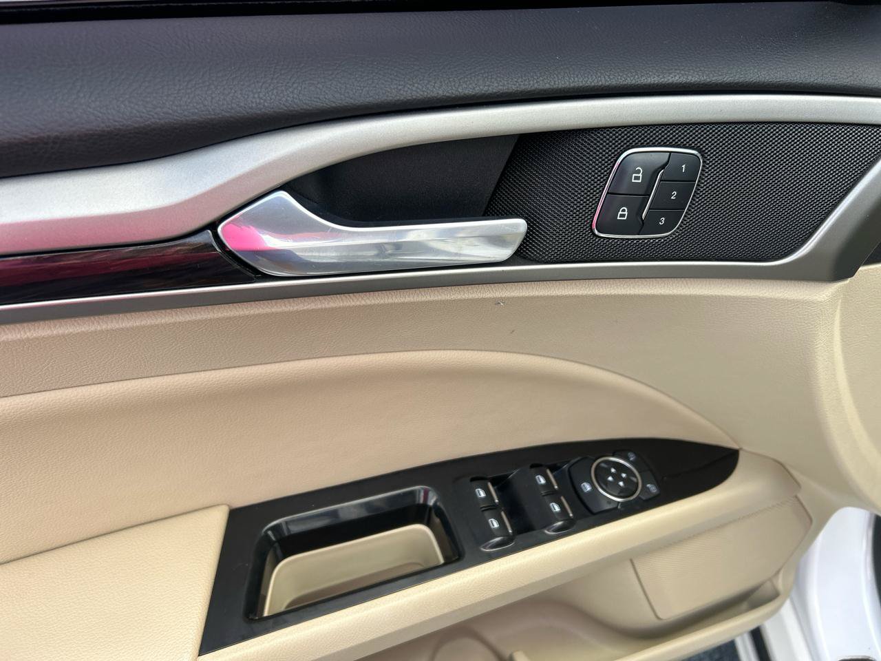 Used 2014 Ford Fusion SE w/ Equipment Group 202A FWD image 12
