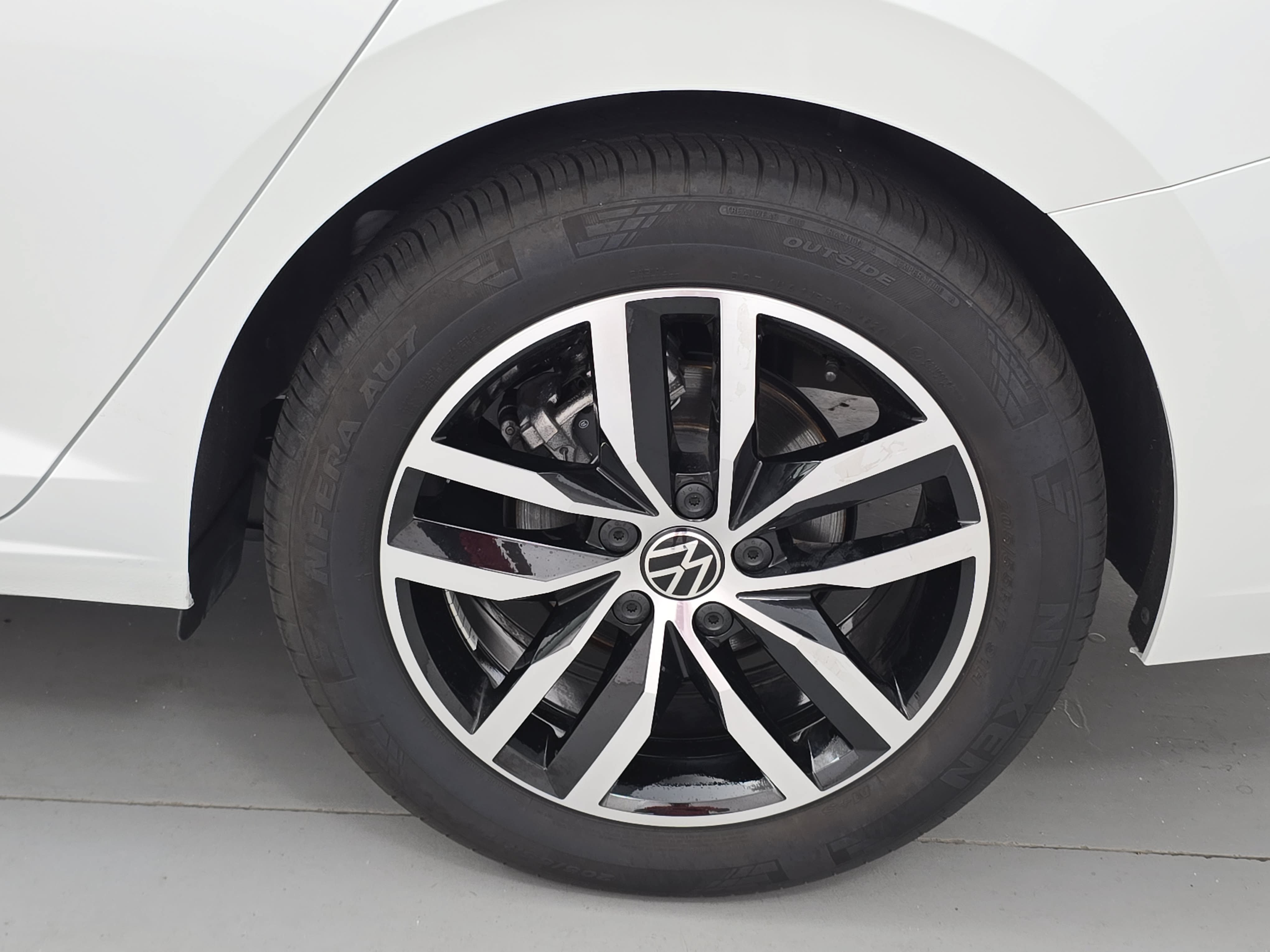 Certified 2025 Volkswagen Jetta SE w/ Sunroof Package FWD image 33