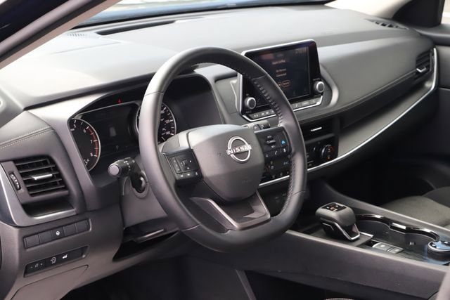 Used 2025 Nissan Rogue SV AWD/4WD image 13