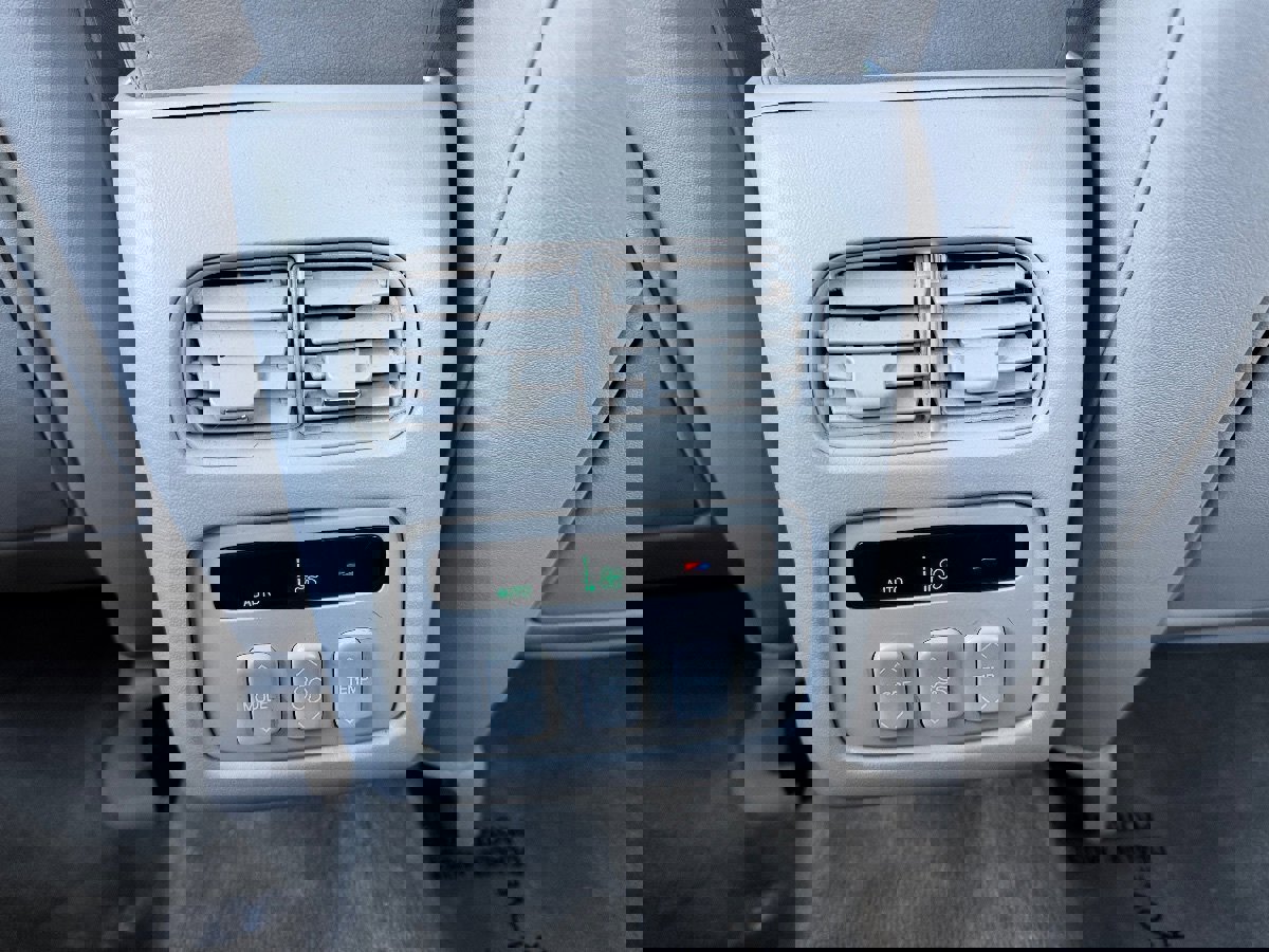 Used 2002 Cadillac De Ville w/ Comfort/Convenience Pkg image 32