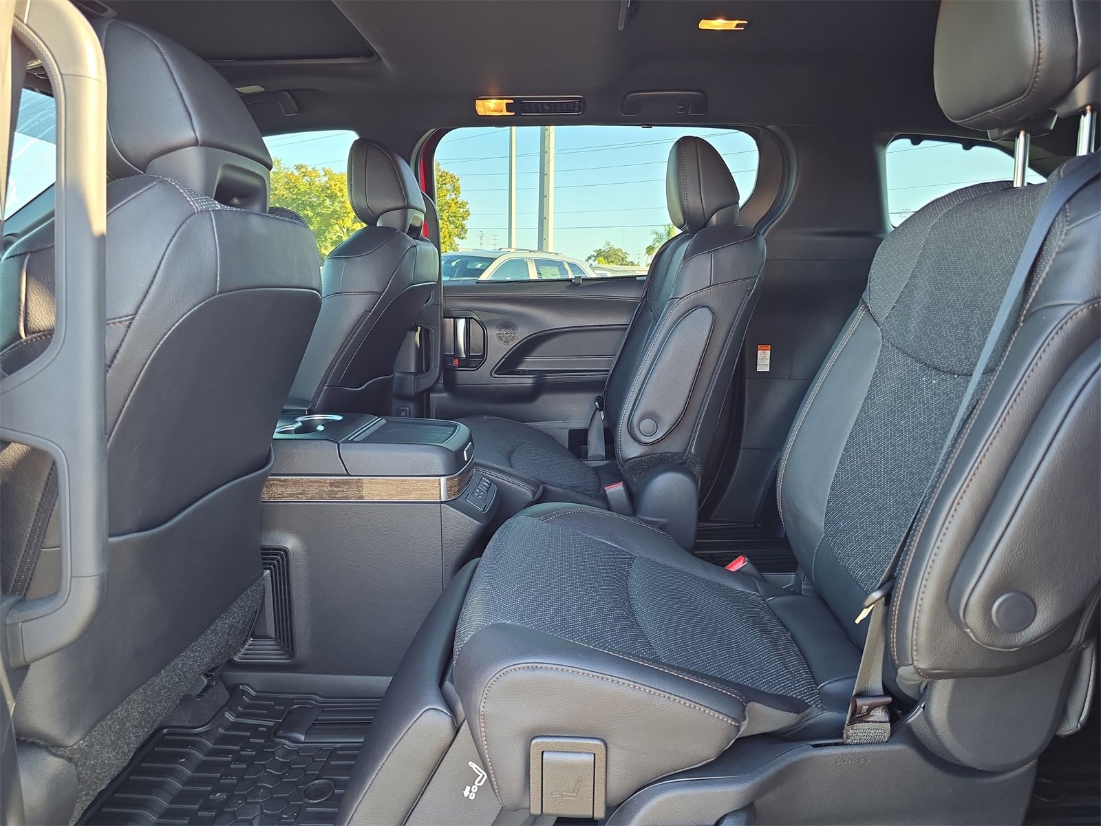 Used 2025 Toyota Sienna Platinum image 12