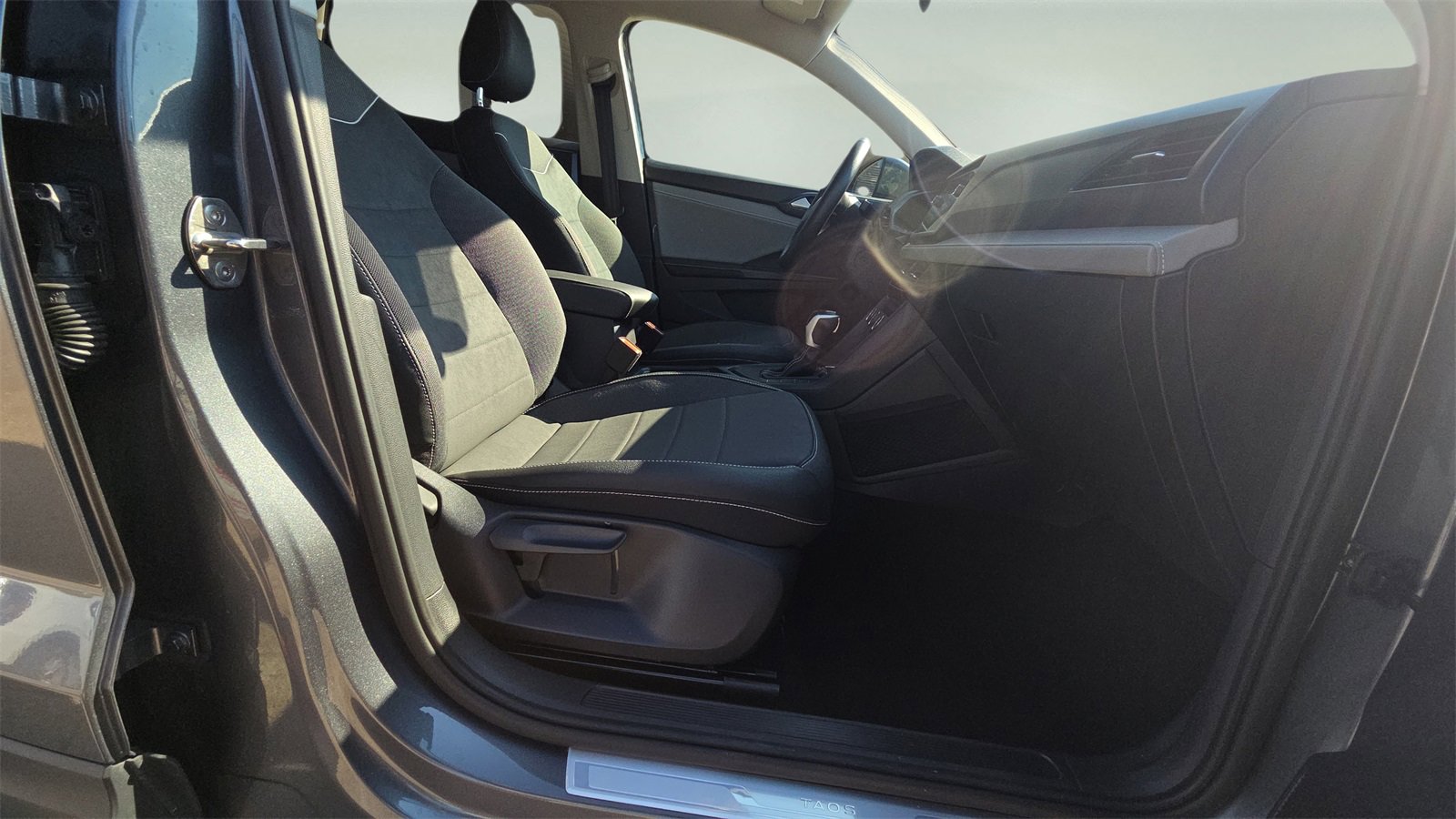 Used 2024 Volkswagen Taos SE image 13