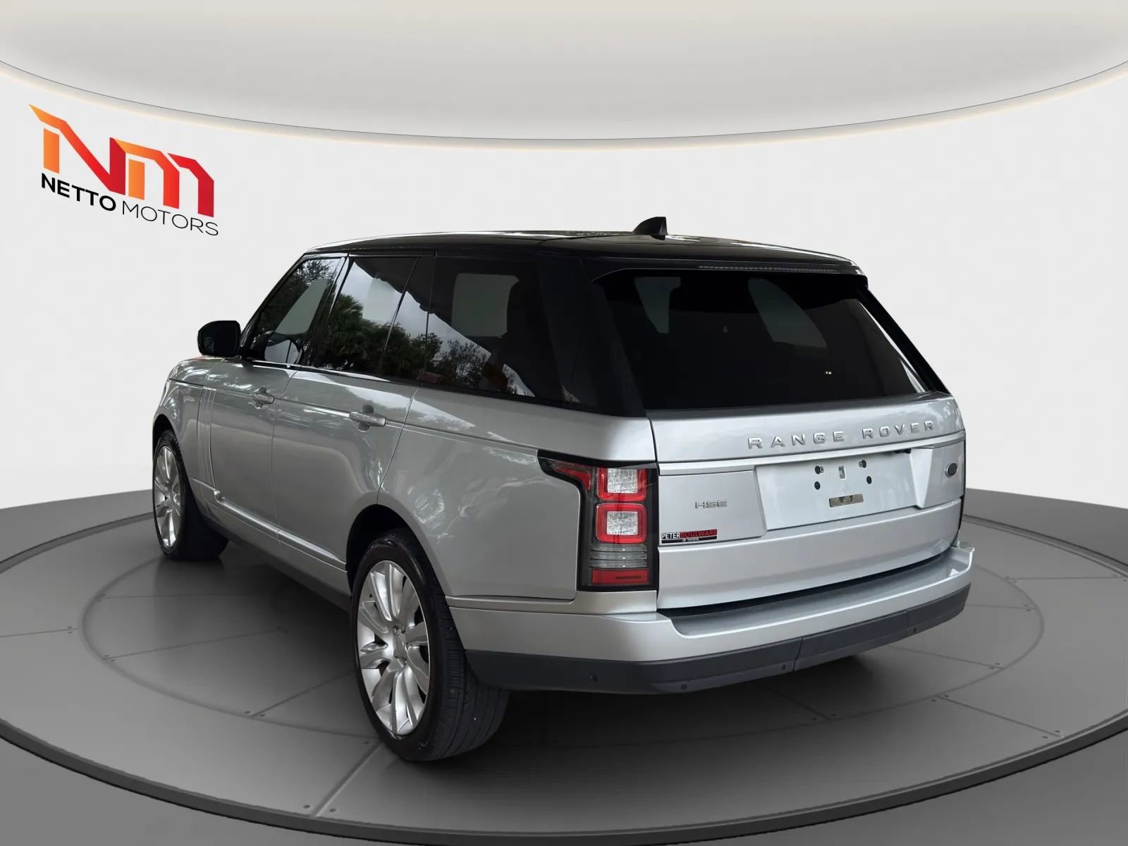 Used 2017 Land Rover Range Rover HSE image 3