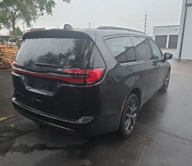 Used 2023 Chrysler Pacifica Touring-L w/ S Appearance Package AWD/4WD image 7