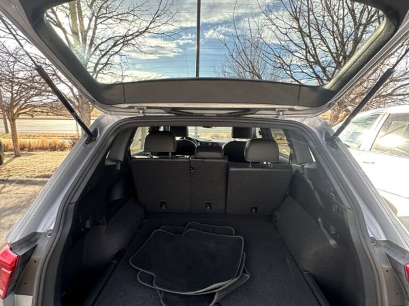 Used 2023 Volkswagen Tiguan SE R-Line image 31