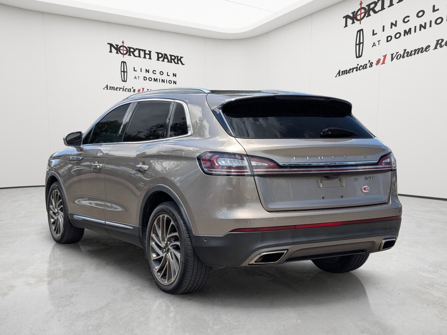 Used 2020 Lincoln Nautilus Reserve FWD image 2
