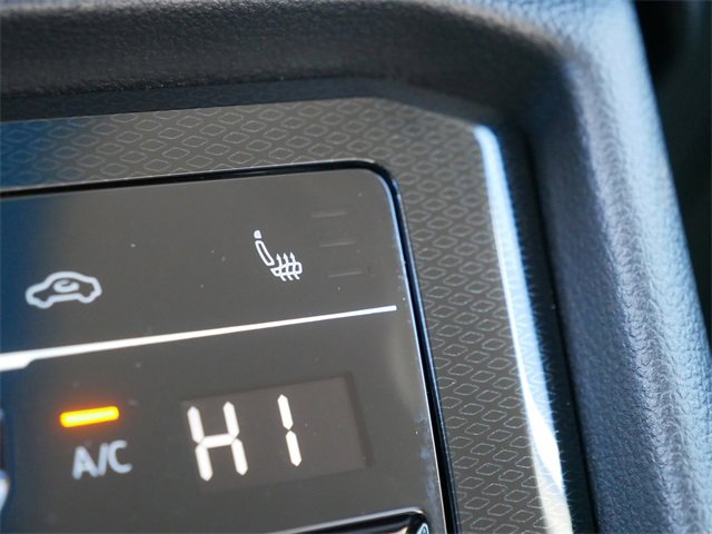 Certified 2025 Volkswagen Taos SE w/ Panoramic Sunroof Package image 34