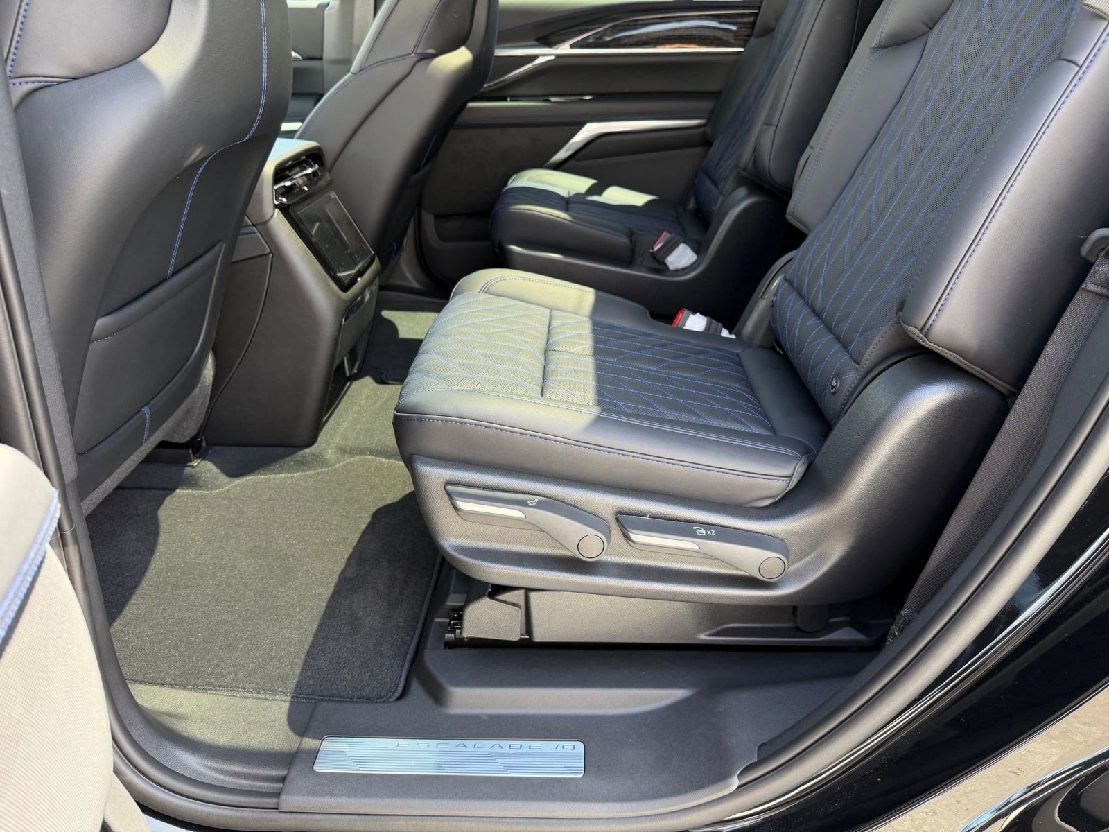 New 2026 Cadillac Escalade IQL Luxury AWD/4WD image 13