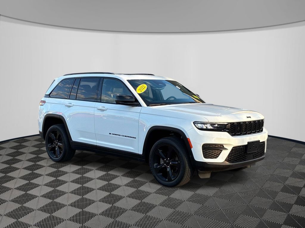 Used 2022 Jeep Grand Cherokee Altitude AWD/4WD image 3