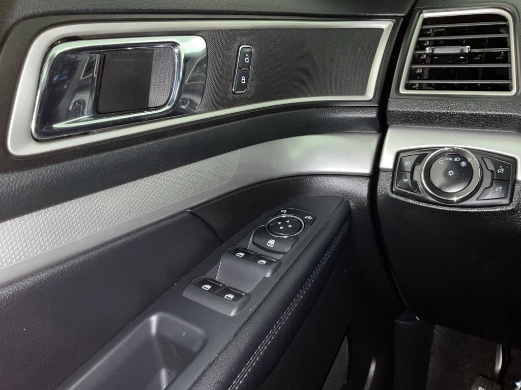Used 2017 Ford Explorer XLT FWD image 21