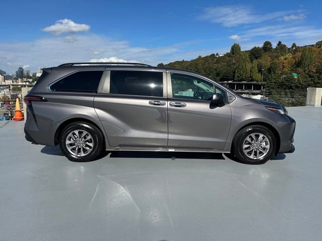 Used 2023 Toyota Sienna XLE image 2