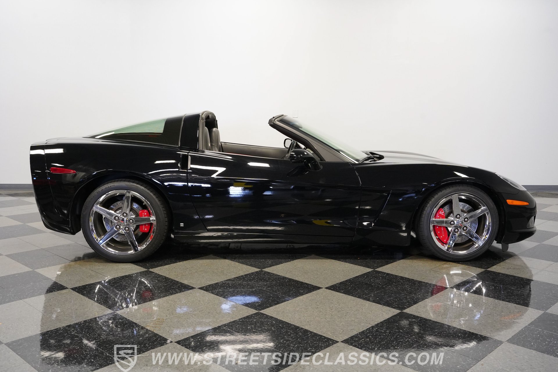Used 2007 Chevrolet Corvette Coupe w/ Performance Package RWD image 15