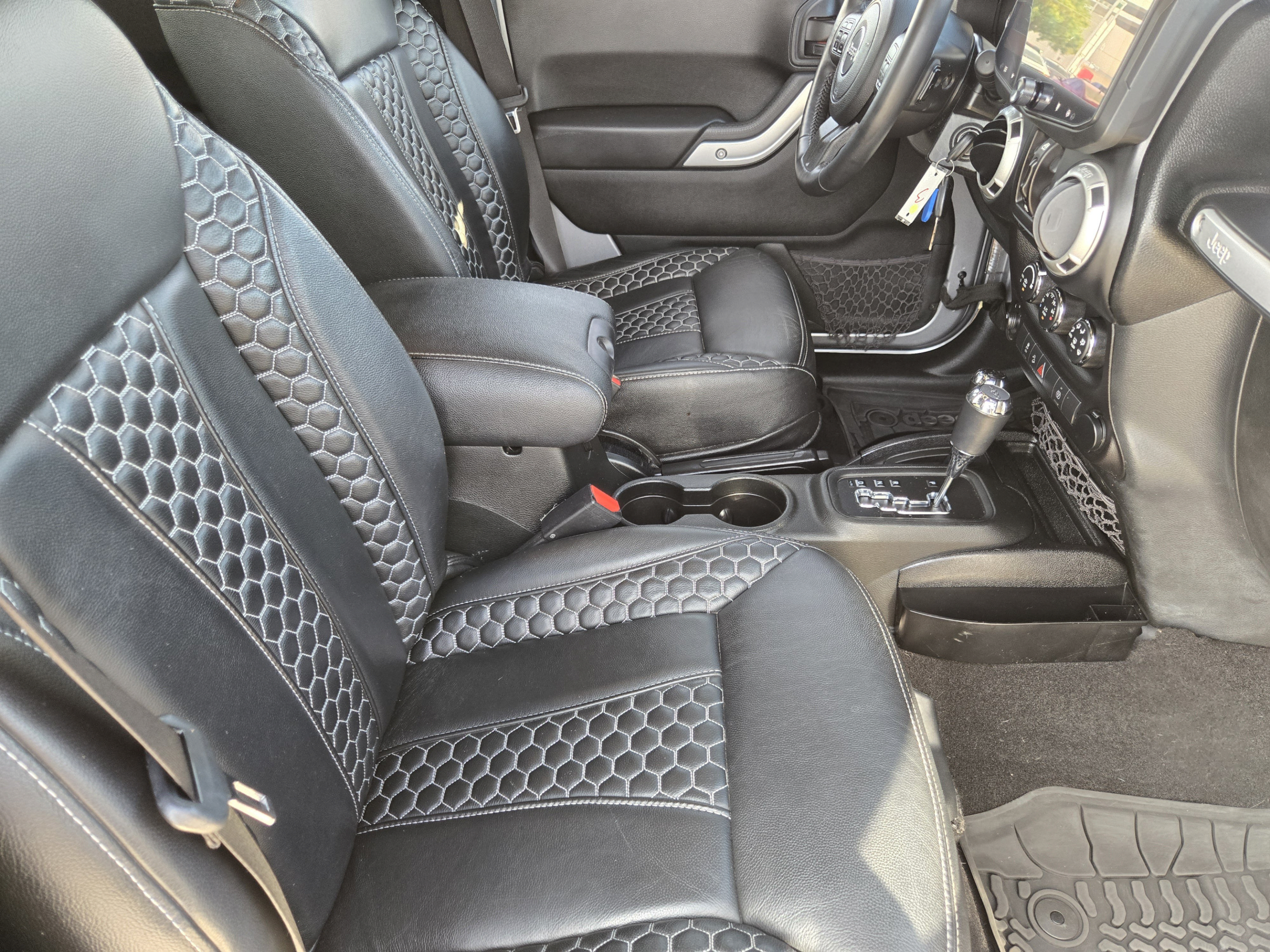 Used 2017 Jeep Wrangler Unlimited Sahara w/ Connectivity Group AWD/4WD image 10