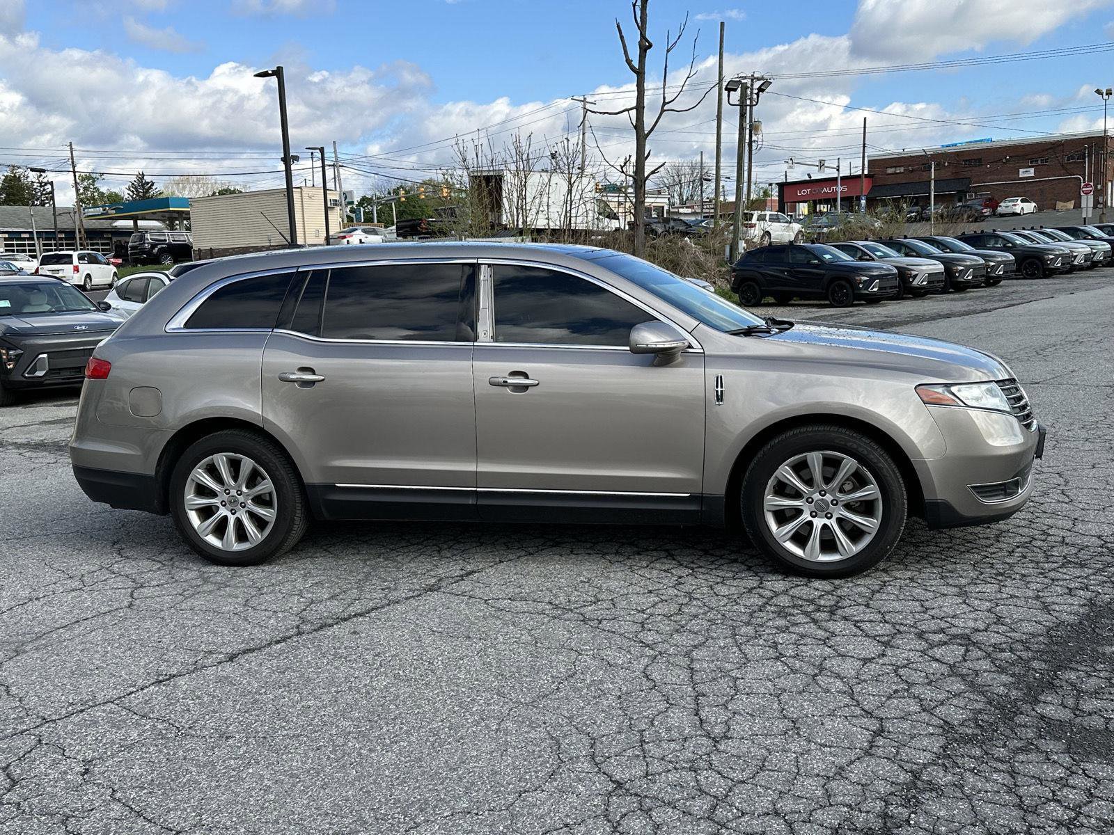 Used 2018 Lincoln MKT AWD image 9