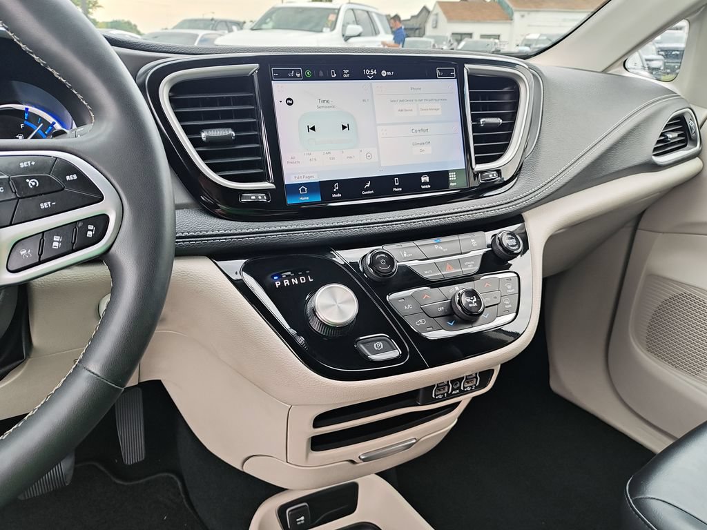Used 2023 Chrysler Pacifica Touring-L FWD image 20