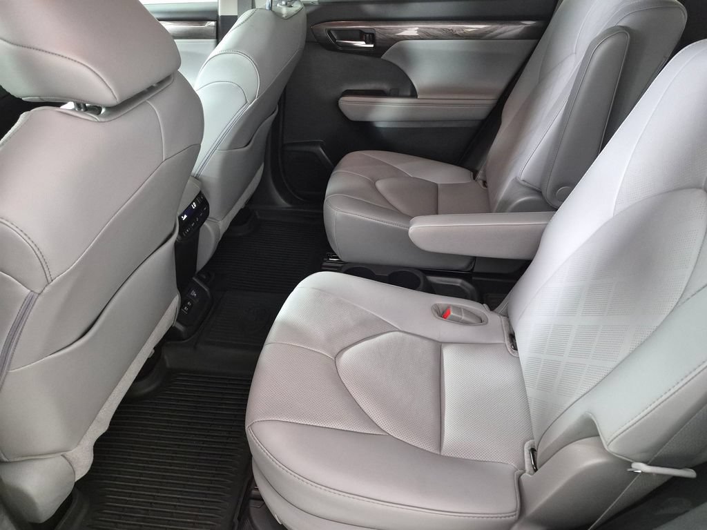 Used 2021 Toyota Highlander Platinum FWD image 26