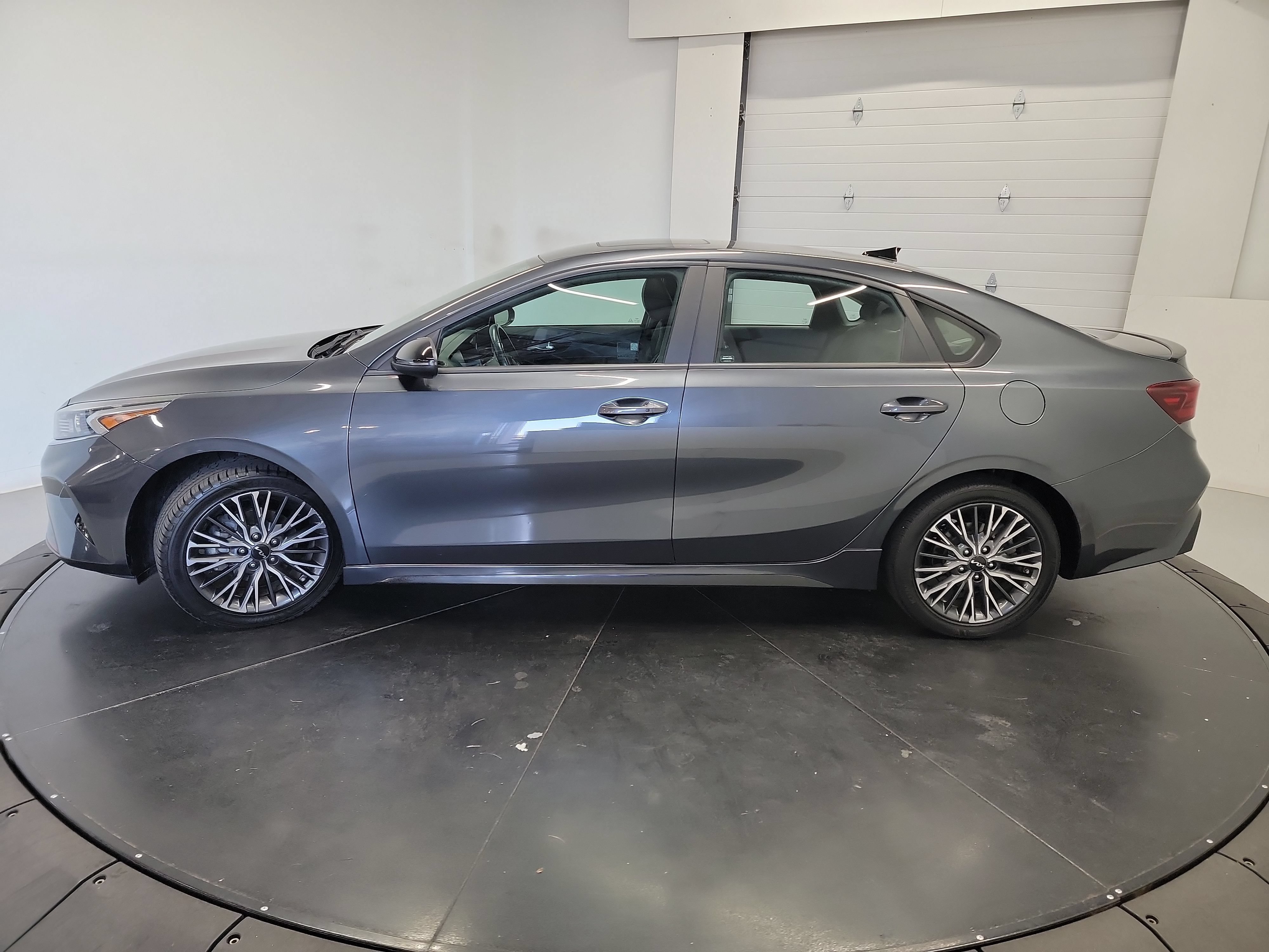 Used 2023 Kia Forte GT-Line w/ GT-Line Premium Package FWD image 4