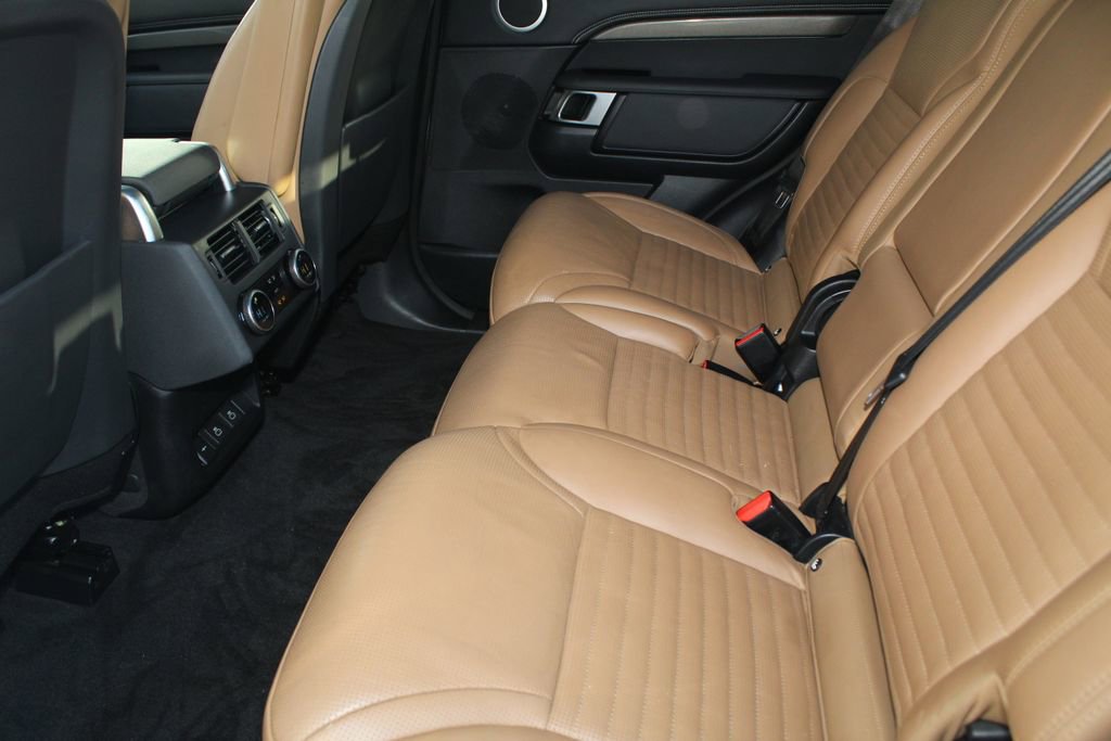 Used 2023 Land Rover Discovery Metropolitan Edition image 5