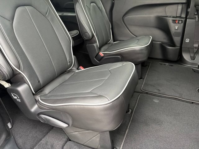 New 2027 Chrysler Pacifica Limited FWD image 19