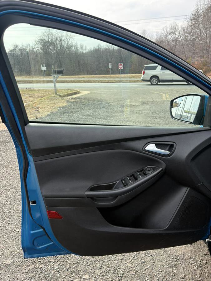 Used 2014 Ford Focus SE w/ SE Sport Package image 10