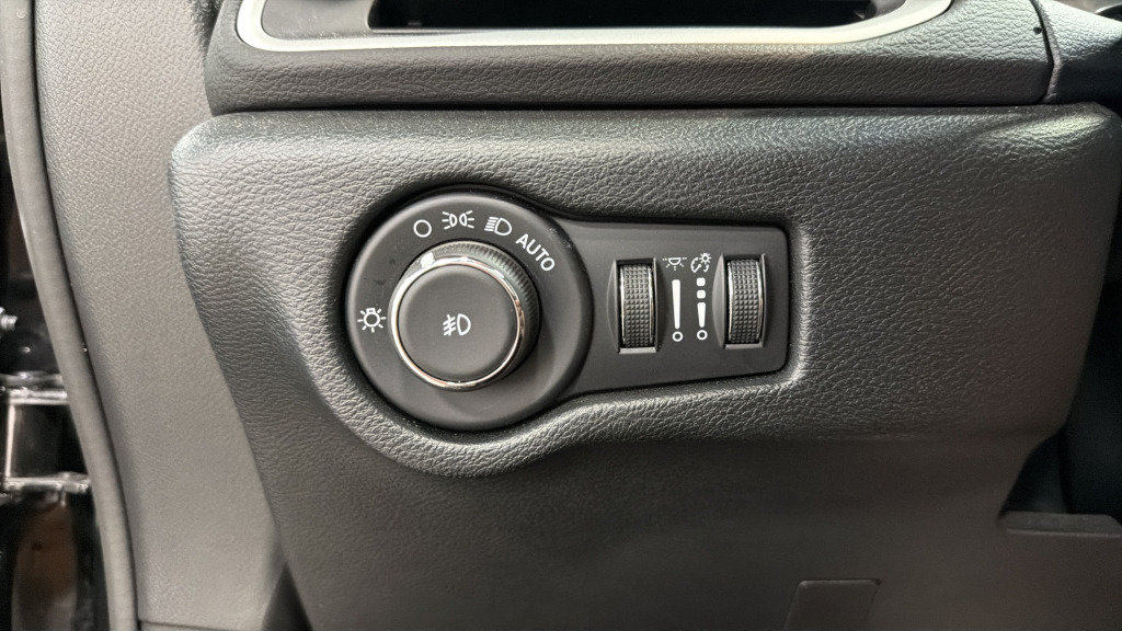Used 2025 Chrysler Pacifica Select FWD image 20