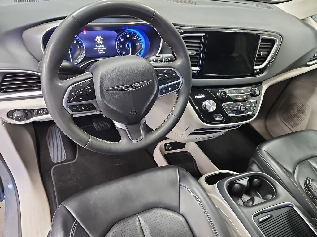 Used 2023 Chrysler Pacifica Touring-L FWD image 16