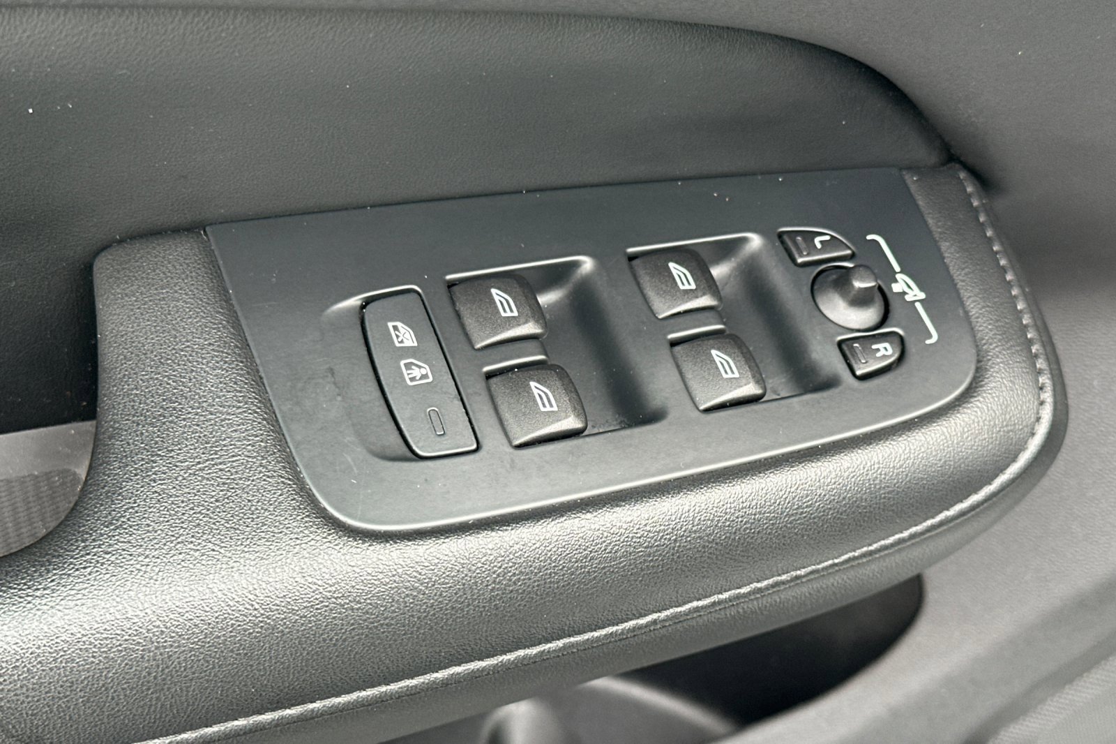 Used 2024 Volvo S60 B5 Plus image 12